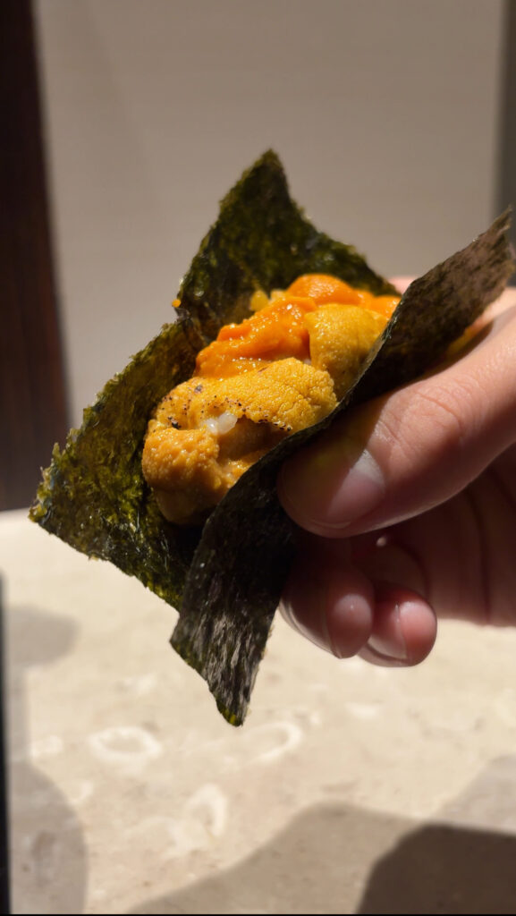 世壱屋/よいちや 札幌すすきの店 5大うに食べ比べ丼 海苔を巻いた